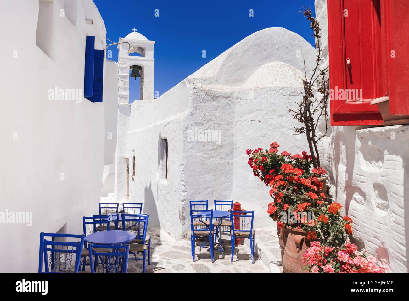Rue grecque traditionnelle avec des fleurs dans l'île d'Amorgos, Grèce Banque D'Images
