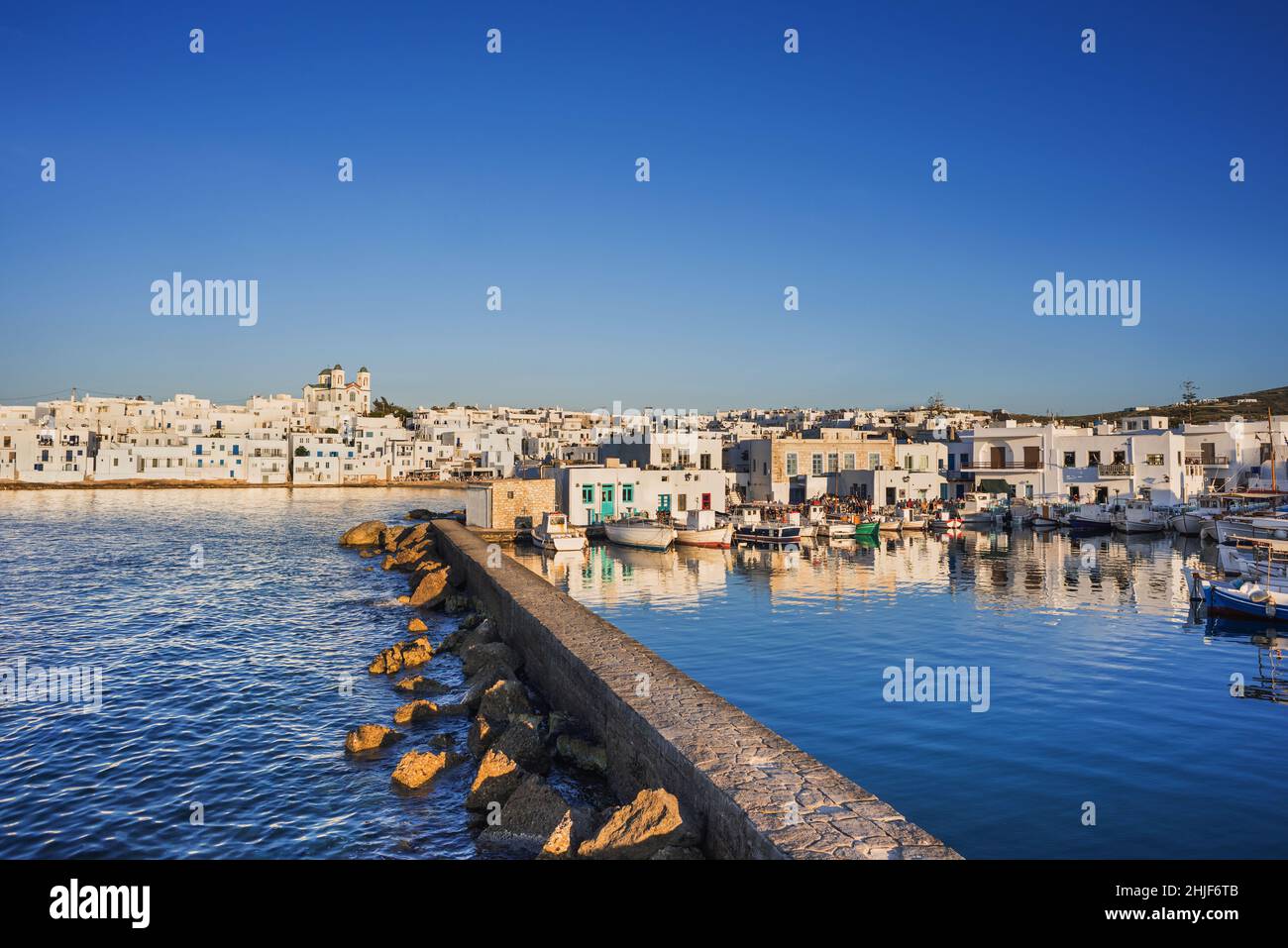 Vue nocturne du village de Naoussa, île de Paros, Grèce.Destination touristique populaire en Europe. Banque D'Images