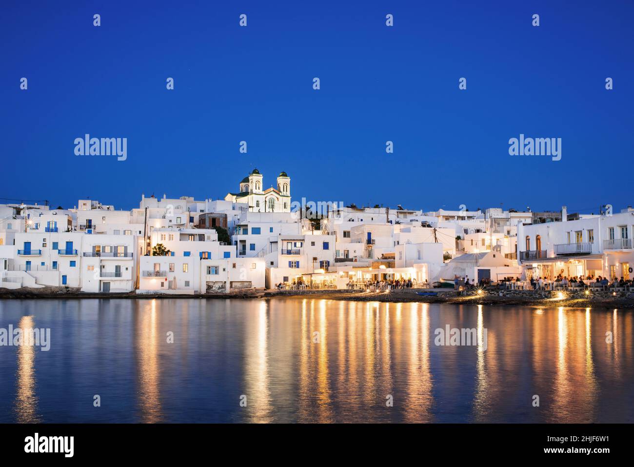 Vue nocturne du village de Naoussa, île de Paros, Grèce.Destination touristique populaire en Europe. Banque D'Images