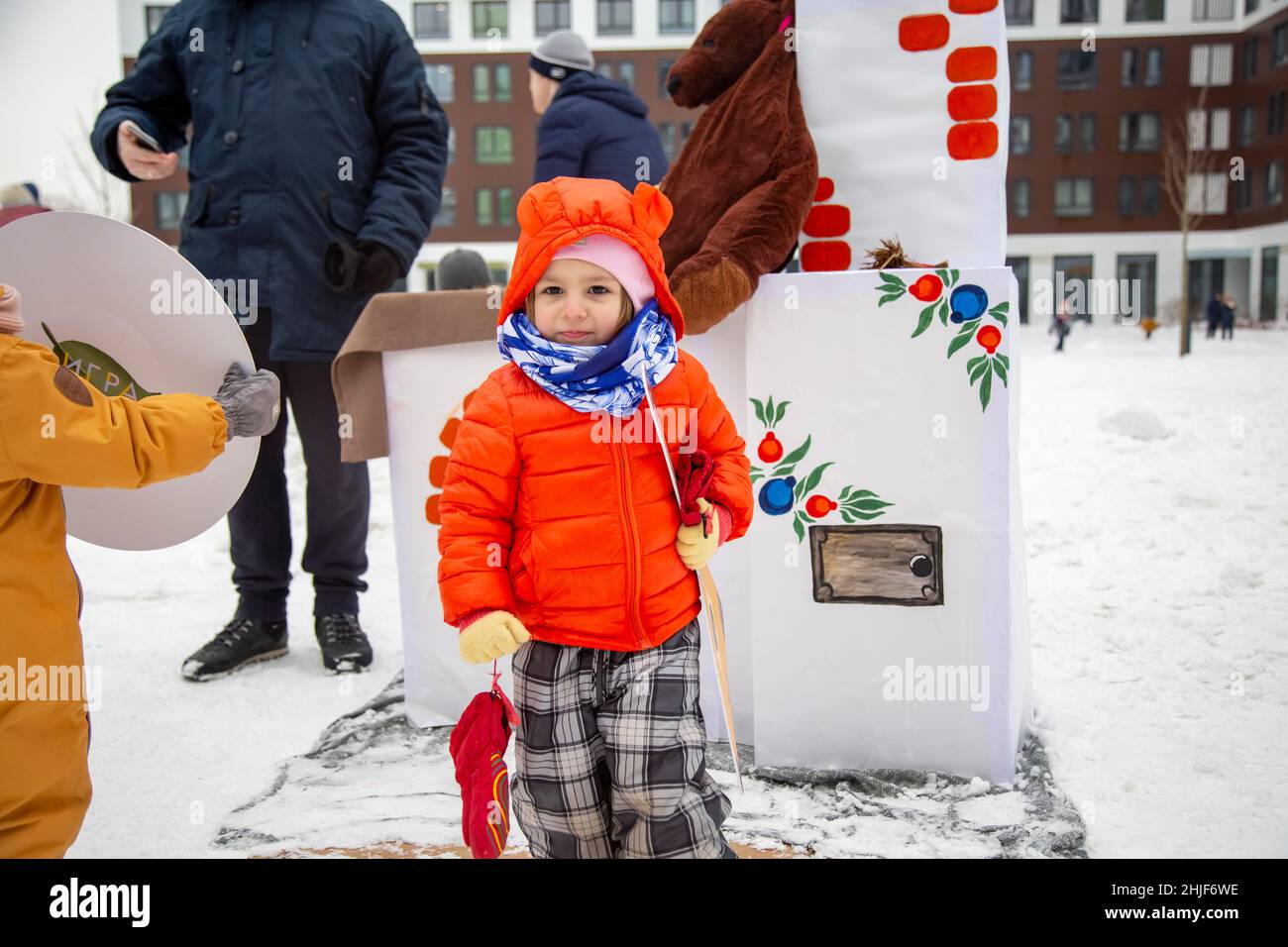 petite fille mangeant des blini de crêpes au festival de maslenitsa Banque D'Images