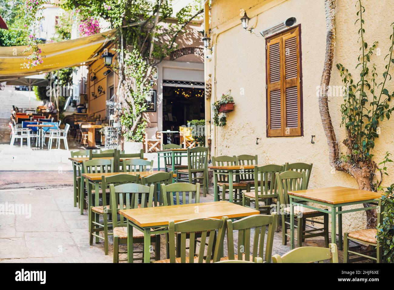 Rue charmante dans le vieux quartier de Plaka à Athènes, Grèce Banque D'Images