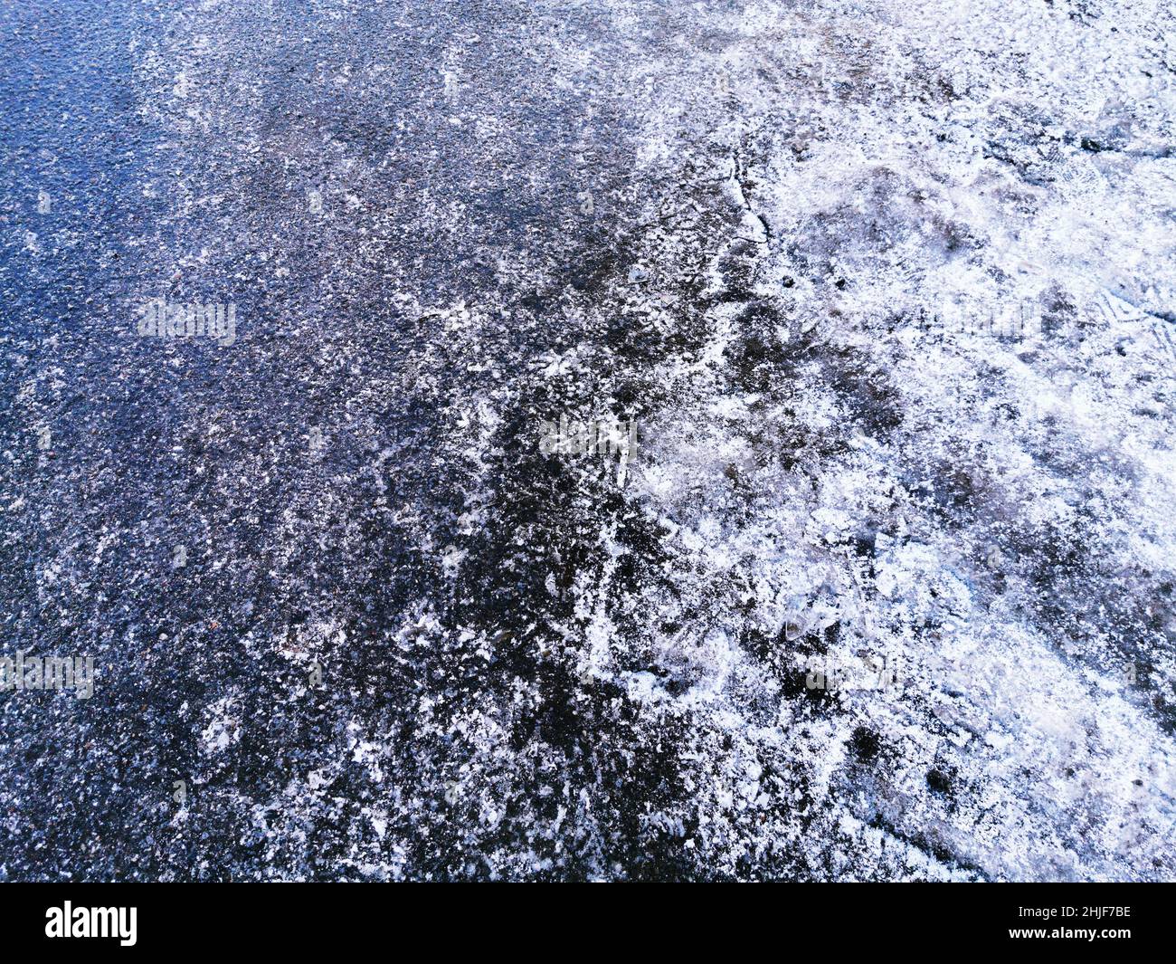 route asphaltée recouverte de glace, chaussée glissante en hiver Banque D'Images