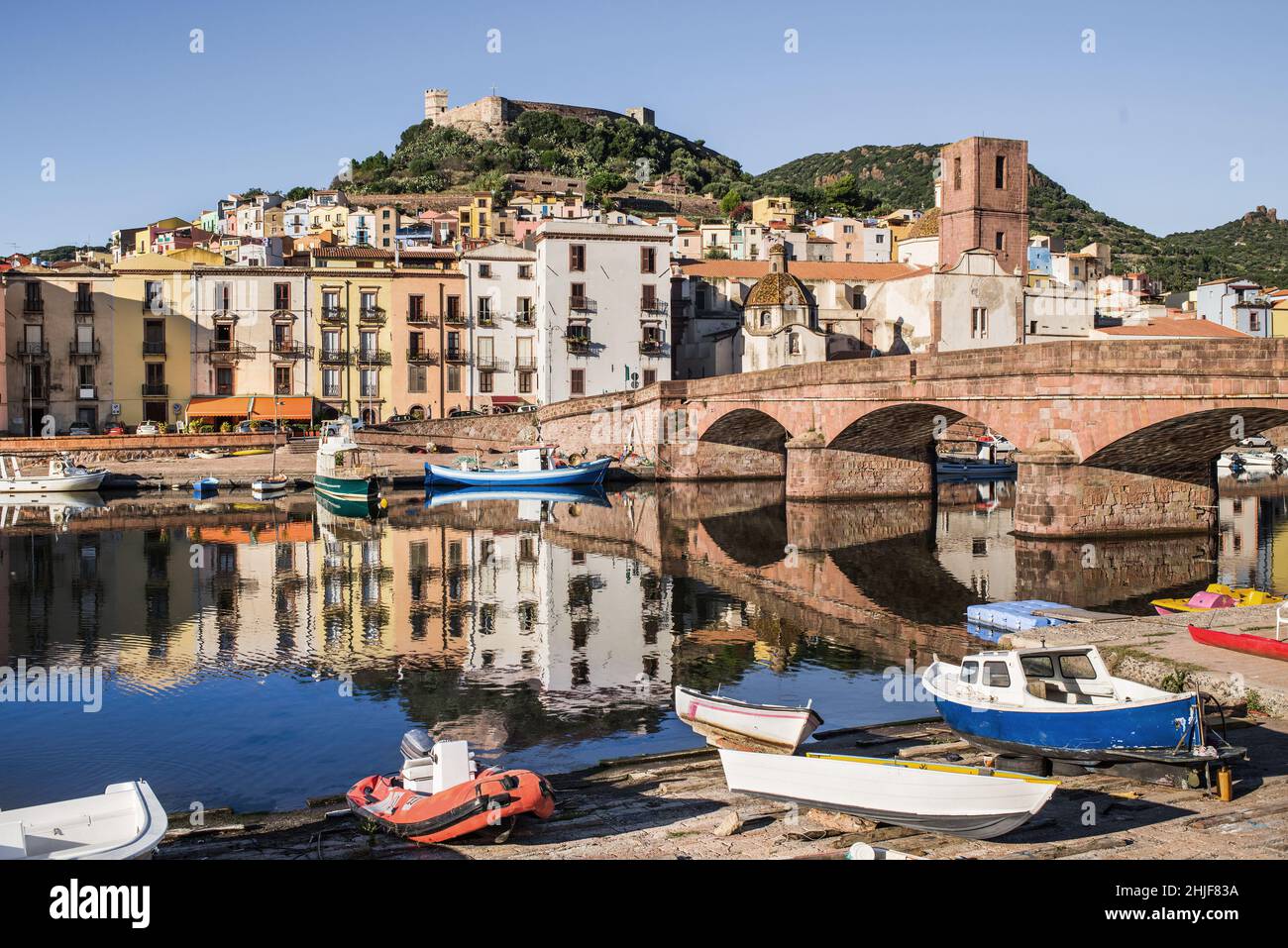 Belle vue sur la ville de Bosa, l'île de Sardaigne, l'Italie.Destination du voyage Banque D'Images