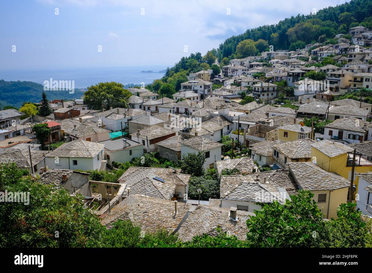 Potamia, Thassos, Grèce - village de montagne Potamia sur l'île de Thassos.Le village de montagne Potamia avec ses maisons traditionnelles avec un toit en pierre Banque D'Images