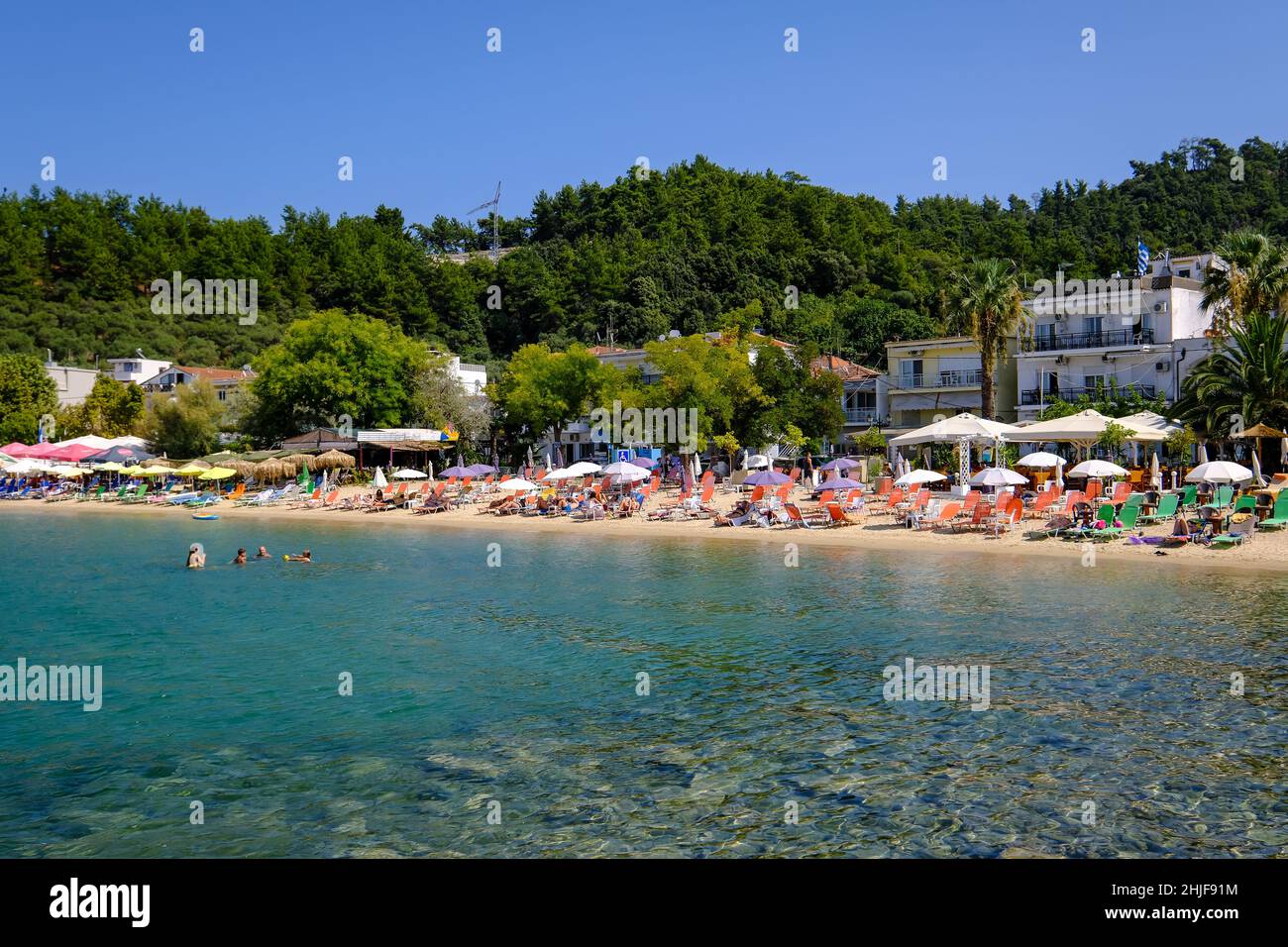 Limenas, Thassos, Grèce - Plage de baignade au port de Limenas.La capitale de l'île Thassos est une destination populaire pour les vacanciers.Thassos b Banque D'Images