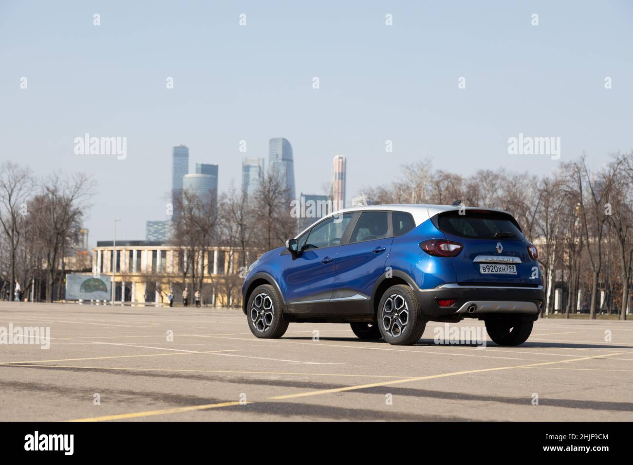 MOSCOU, RUSSIE - 12 MARS 2021 : le nouveau croisement bleu Renault kaptur sur la route de Moscou Banque D'Images
