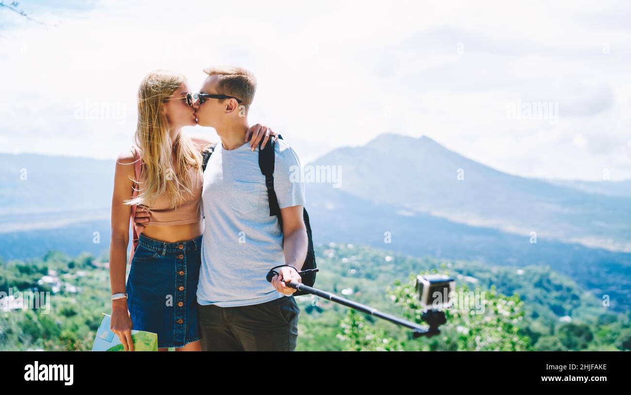 Touristes masculins et féminins prenant le selfie tout en embrassant Banque D'Images