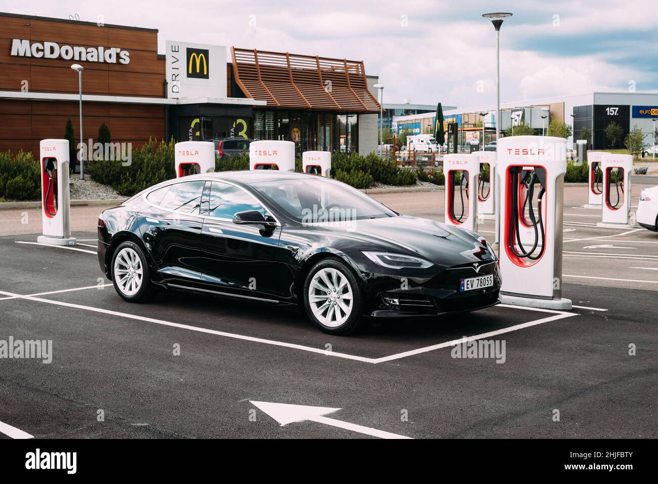 Voiture Tesla de couleur noire modèle S 100D garée à la station de charge.Le modèle S de Tesla est Un hayon de luxe entièrement électrique à cinq portes, produit par Banque D'Images