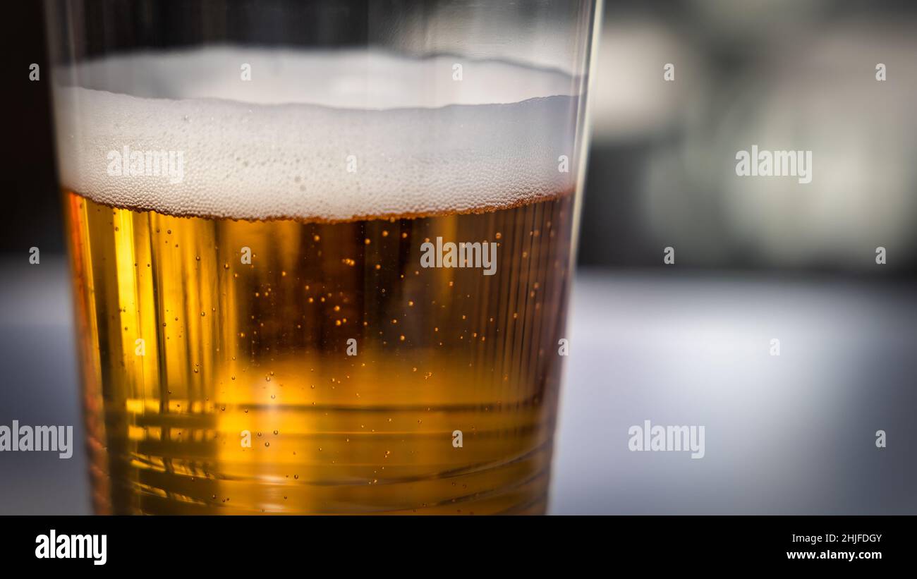 Une tasse en plastique froid de lager japonais assis sur une table. Banque D'Images