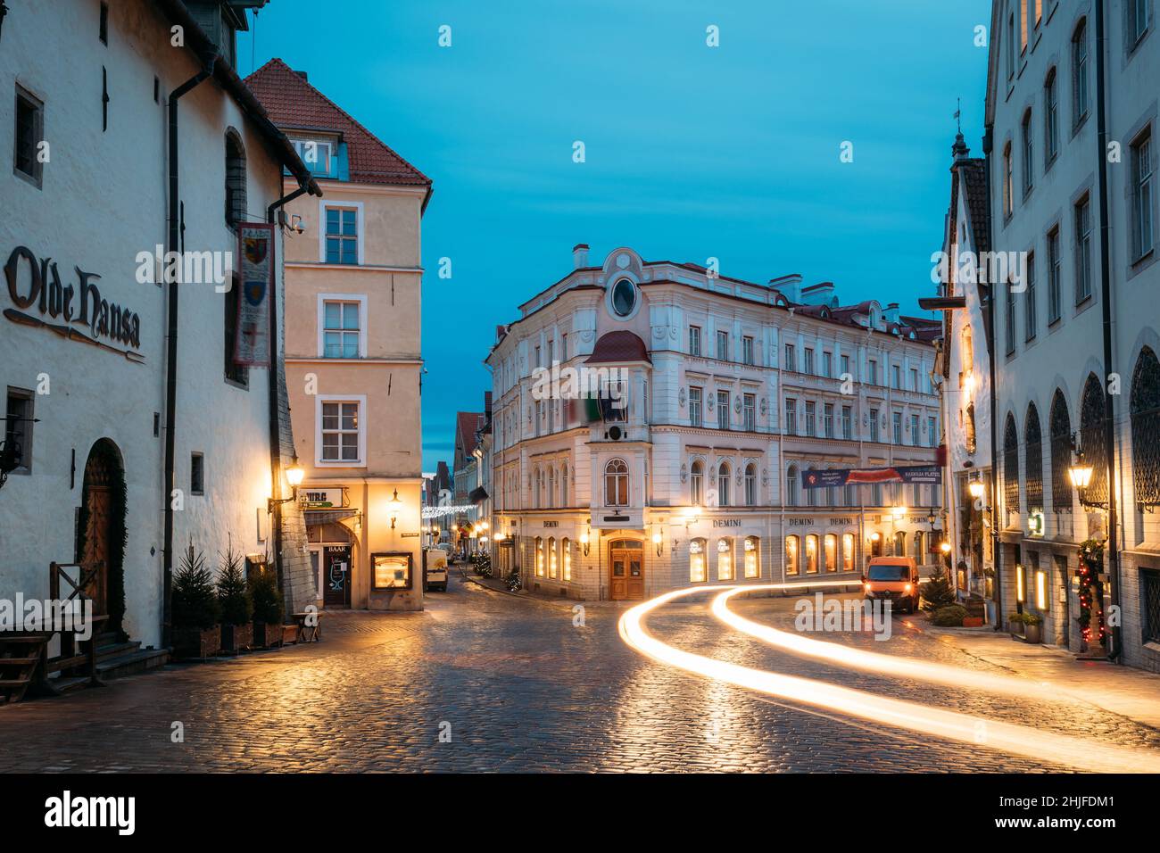 Tallinn, Estonie.Vue en soirée du restaurant Olde Hansa, intersection des rues Vene et Viru et du restaurant Peppersack dans les illuminations nocturnes Banque D'Images