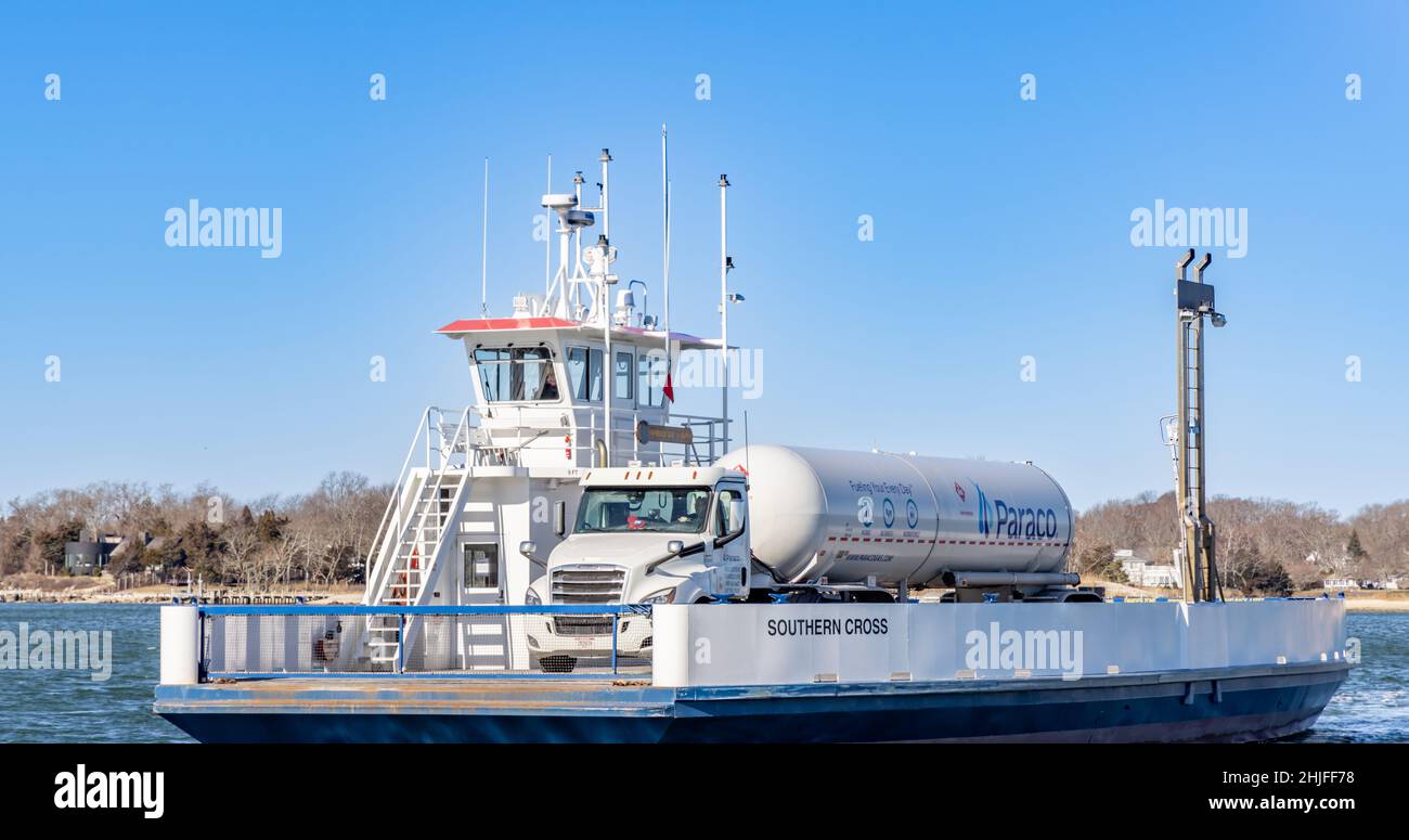 South Ferry transportant un camion à gaz Paraco Banque D'Images