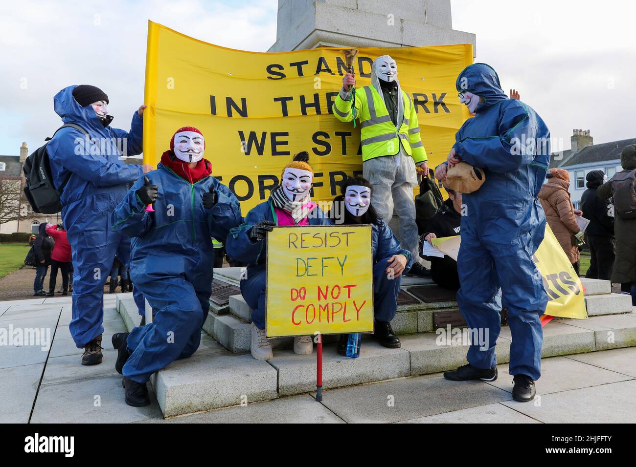 Ayr, Royaume-Uni.29th janvier 2022.Plusieurs centaines de manifestants se sont tournés vers Wellington Square, dans le centre d'Ayr pour une manifestation contre les restrictions imposées par le gouvernement aux libertés individuelles, en particulier l'obligation de porter un masque facial et la nécessité d'être vacciné pour Covid 19.Crédit : Findlay/Alay Live News Banque D'Images