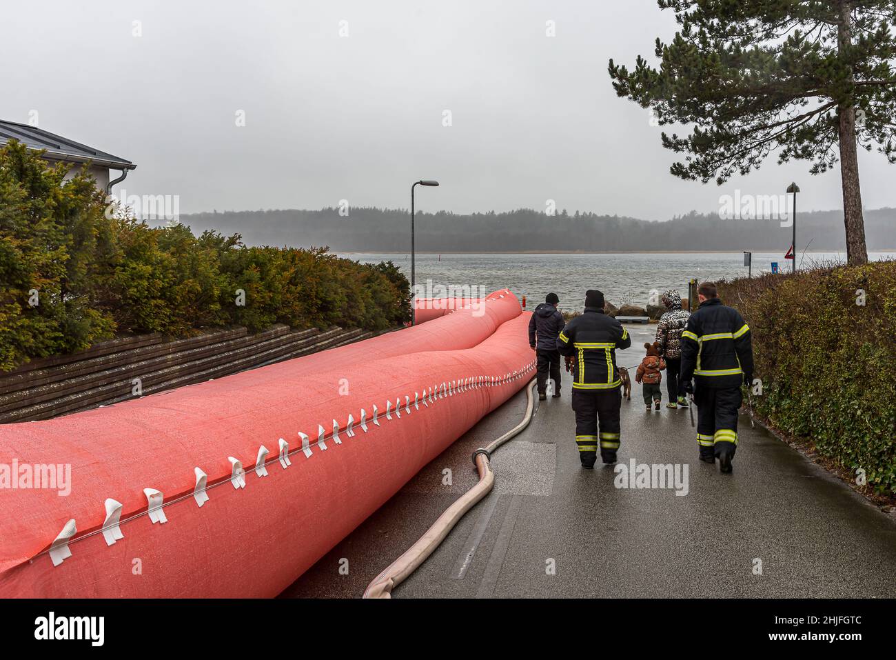 Tube d'eau rose sur la rive à Frederiksund pour prévenir l'inondation de la tempête Malik, Frederiksund, 29 janvier 2022 Banque D'Images