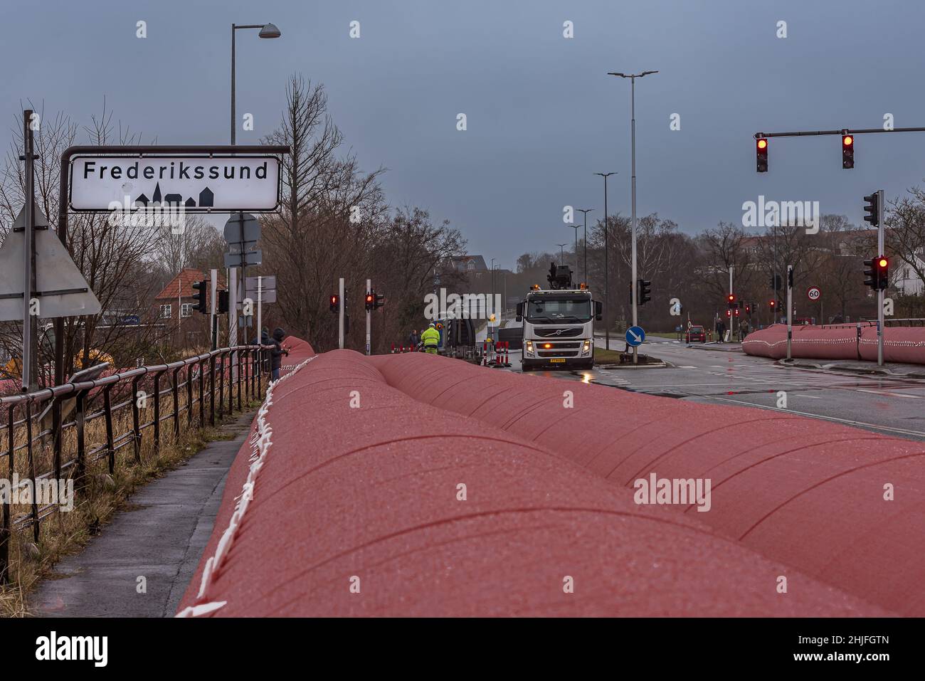 Grand tube d'eau rose pour empêcher la tempête Malik à Frederikssund d'inonder la ville de Fredrikssund, Danemark, 29 janvier 2022 Banque D'Images