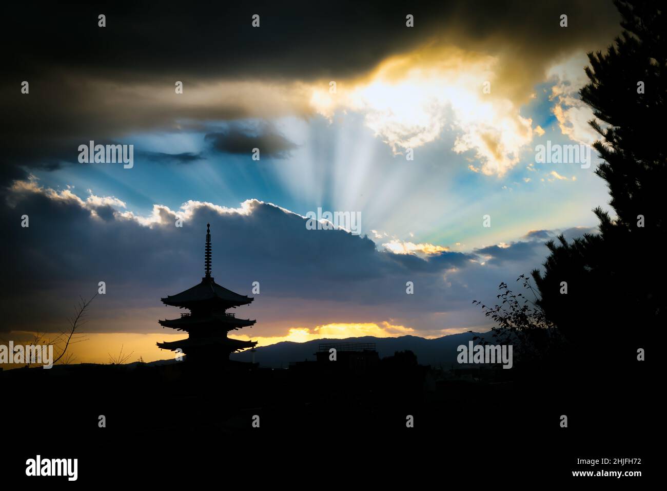 Coucher de soleil derrière la silhouette de la Pagode Yasakanoto à Kyoto, Japon. Banque D'Images