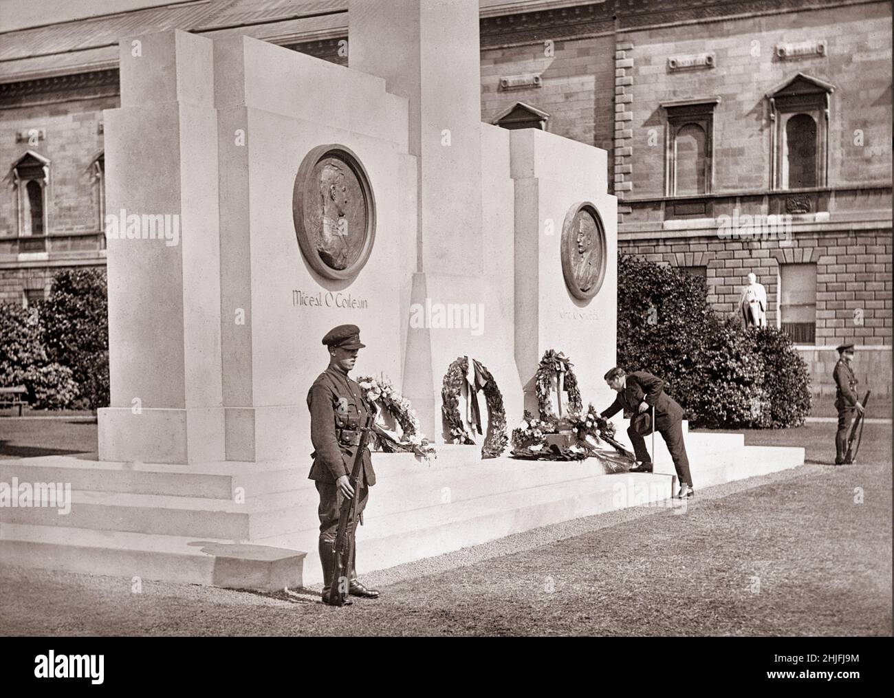 Une photographie vintage du chanteur irlandais John McCormack (1884-1945) qui pose une couronne au cénotaphe érigé à la mémoire des dirigeants républicains irlandais Michael Collins et Arthur Griffith à Leinster House Lawn, Dublin, Irlande. Banque D'Images