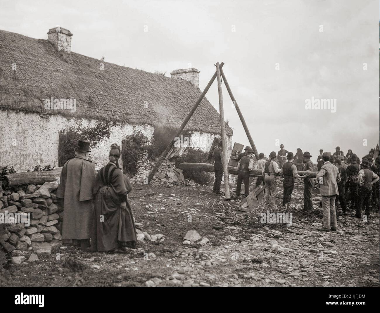 Une photographie ancienne de l'éviction en 1888 d'une famille irlandaise à Moyasta, comté de Clare, dans laquelle un bélier battant a été utilisé.Les propriétaires dont la terre était bondée de locataires plus pauvres étaient maintenant confrontés à des tarifs élevés et beaucoup ont commencé à dégager les locataires pauvres de leurs petits terrains.La grande masse des expulsions est survenue en 1840s, et lorsque la police a commencé à tenir un compte, elle a enregistré un total de près de 250 000 personnes comme expulsées officiellement entre 1849 et 1854.Les expulsions se sont poursuivies jusqu'en 1890s. Banque D'Images