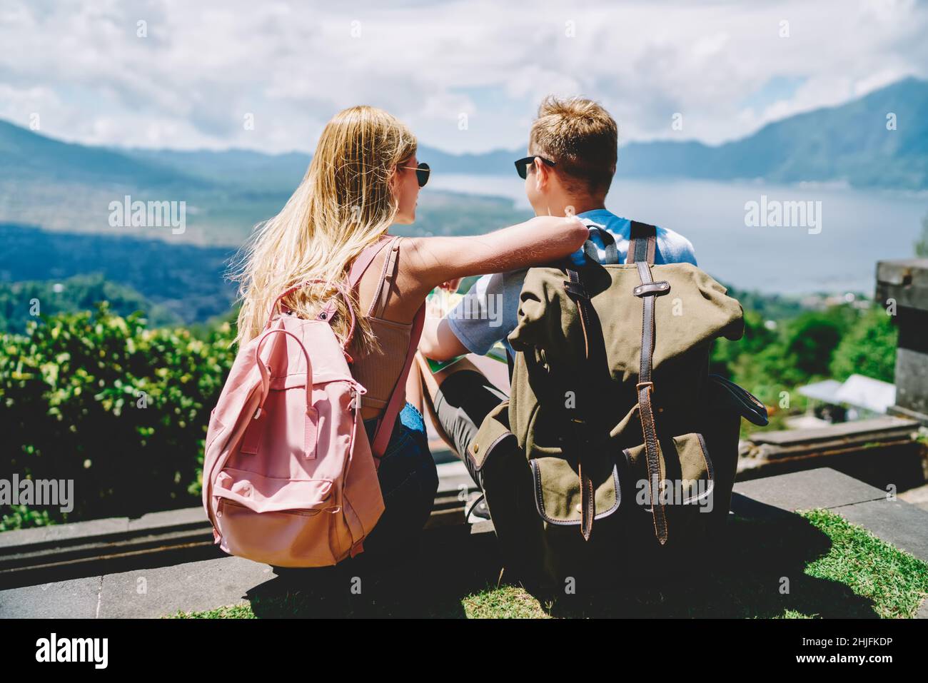 Couple heureux en admirant la vue sur la vallée montagneuse Banque D'Images