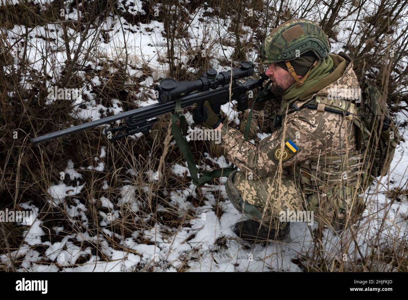 Alors que les forces militaires russes continuent de se mobiliser à la frontière ukrainienne, les réservistes et les civils ukrainiens participent à l'entraînement avec les « Forces de défense territoriale », juste à l'extérieur de la capitale de Kiev.(Photo de Michael Nigro/Sipa USA) Banque D'Images