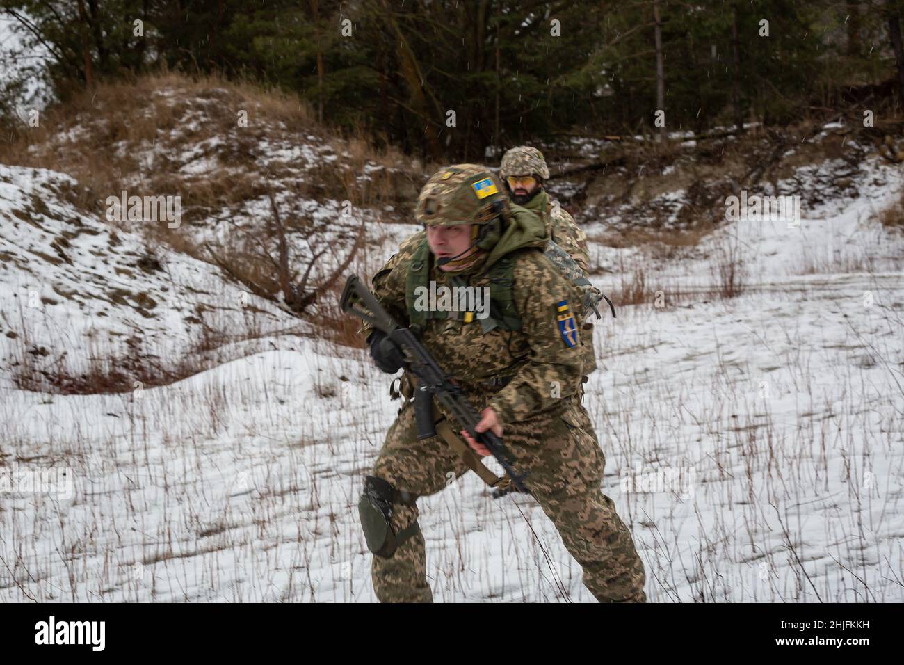 Alors que les forces militaires russes continuent de se mobiliser à la frontière ukrainienne, les réservistes et les civils ukrainiens participent à l'entraînement avec les « Forces de défense territoriale », juste à l'extérieur de la capitale de Kiev.(Photo de Michael Nigro/Sipa USA) Banque D'Images