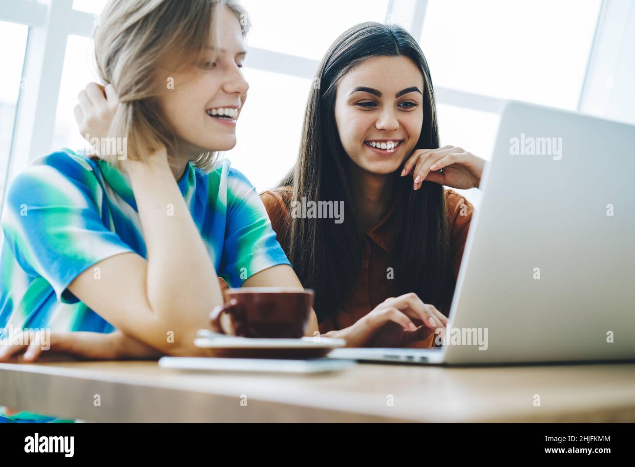 Des amies partageant un ordinateur portable passent du temps ensemble Banque D'Images