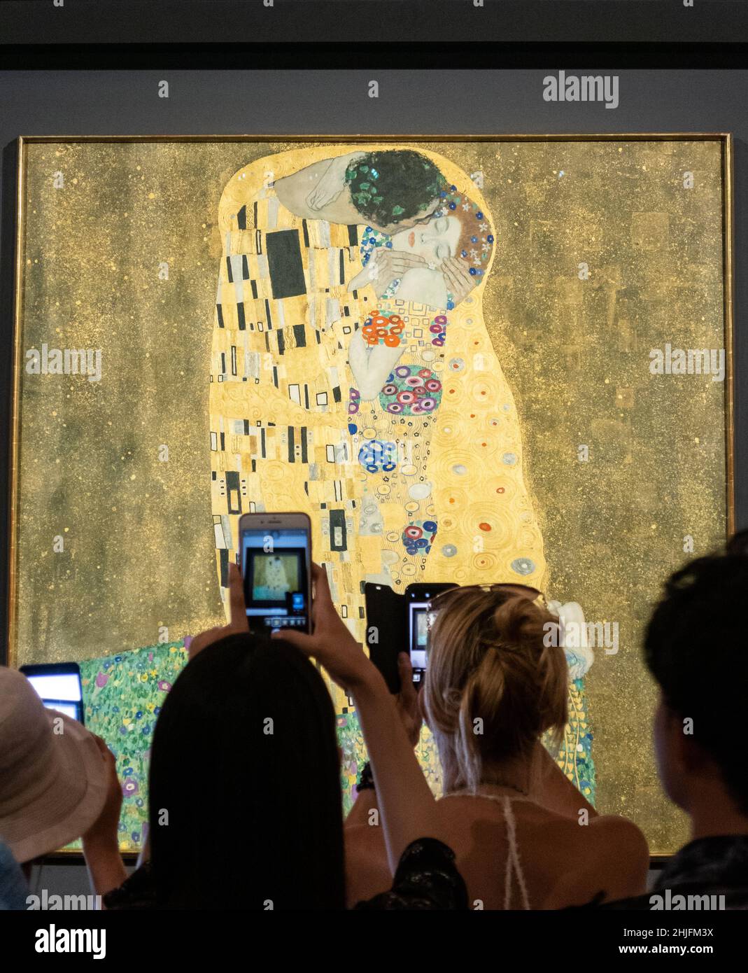 Touristes regardant le Kiss par Gustav Klimt, Vienne, Autriche Banque D'Images