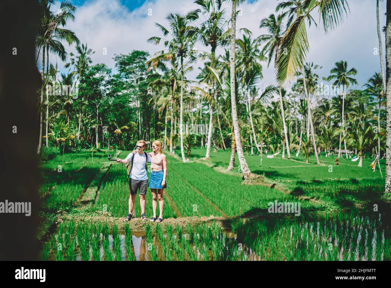 Couple insouciant prenant des photos dans la forêt tropicale Banque D'Images