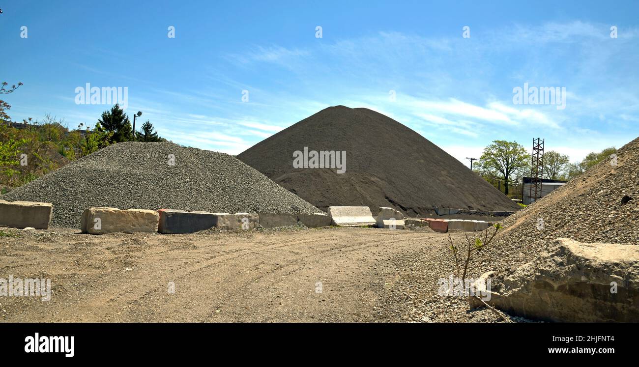 Gros monticule industriel de gravier, sable, asphalte et macadam ou chaussée et pierre cassée. Banque D'Images