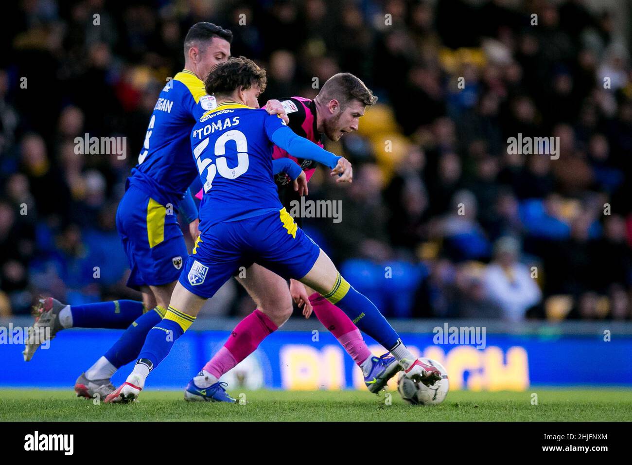 WIMBLEDON, ROYAUME-UNI.JAN 29th Thomas Kalinauskas de l'AFC Wimbledon bataille pour le ballon lors du match de la Sky Bet League 1 entre l'AFC Wimbledon et Shrewsbury Town à Plough Lane, Wimbledon, le samedi 29th janvier 2022.(Credit: Federico Maranesi | MI News) Credit: MI News & Sport /Alay Live News Banque D'Images