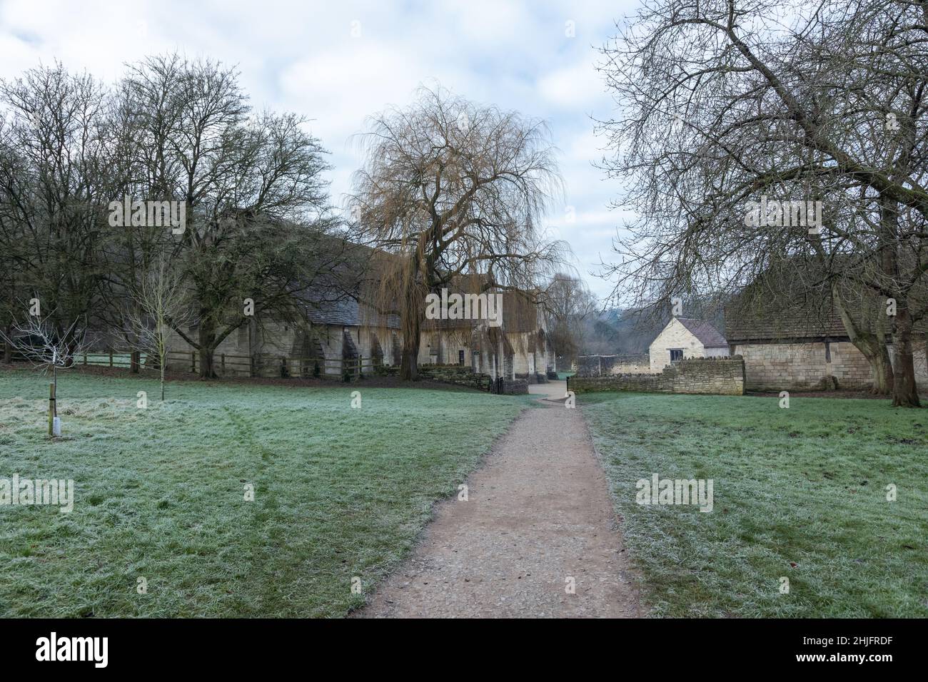 Chemin menant à la Grange de la dîme à Bradford sur Avon sur une matinée froide de janvier, Bradford-on-Avon, Wiltshire, Angleterre, Royaume-Uni Banque D'Images