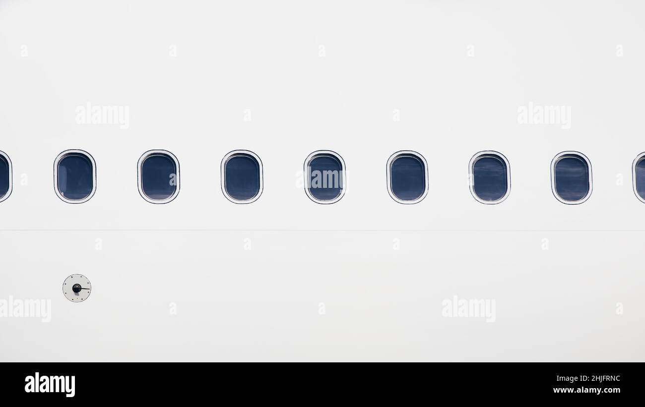 Fenêtres sur fuselage de l'avion.Plan blanc avec espace de copie. Banque D'Images