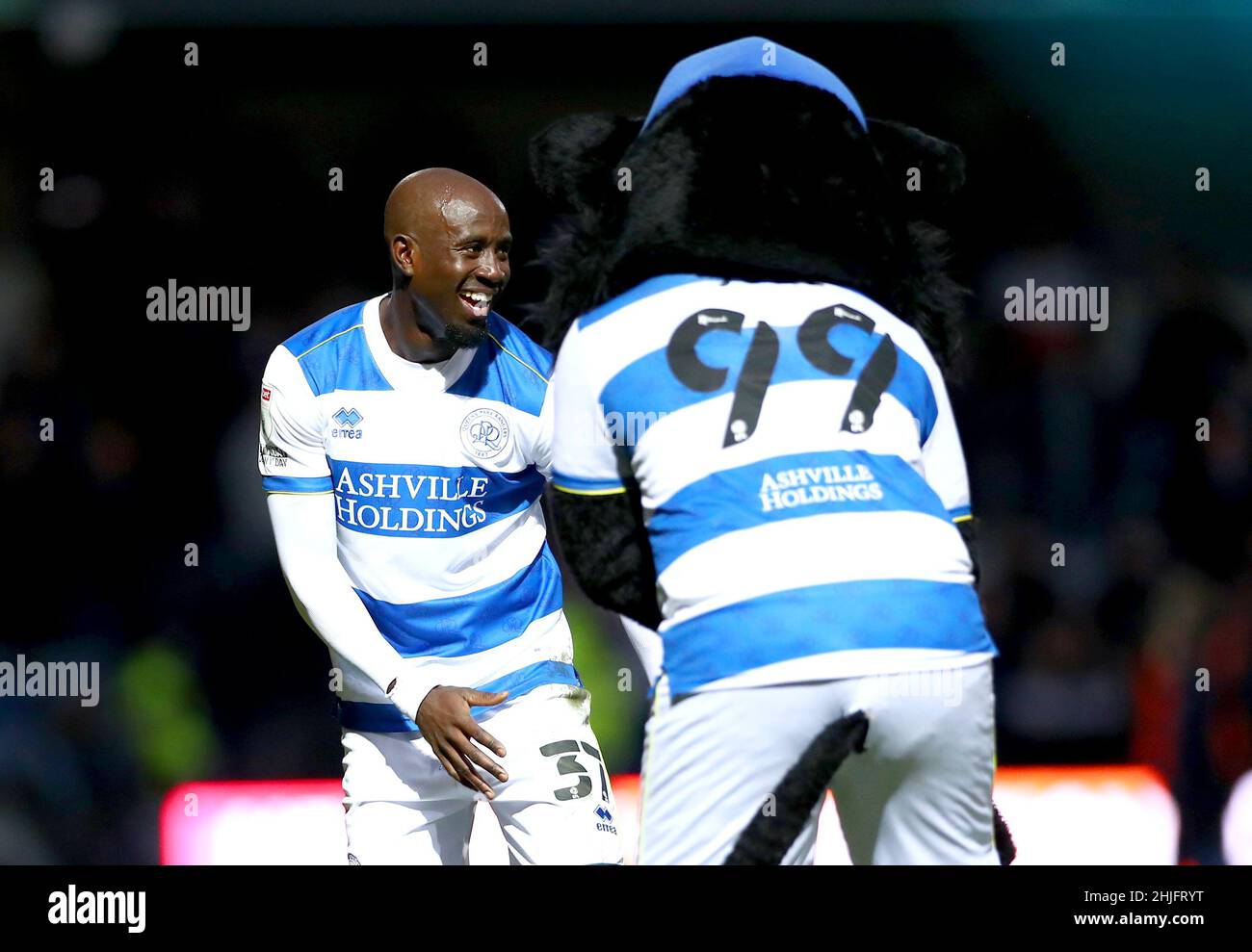 Albert Adomah des Queens Park Rangers célèbre avec la mascotte Jude the Cat à la fin du match du championnat Sky Bet au Kiyan Prince Foundation Stadium, Londres.Date de la photo: Samedi 29 janvier 2022. Banque D'Images