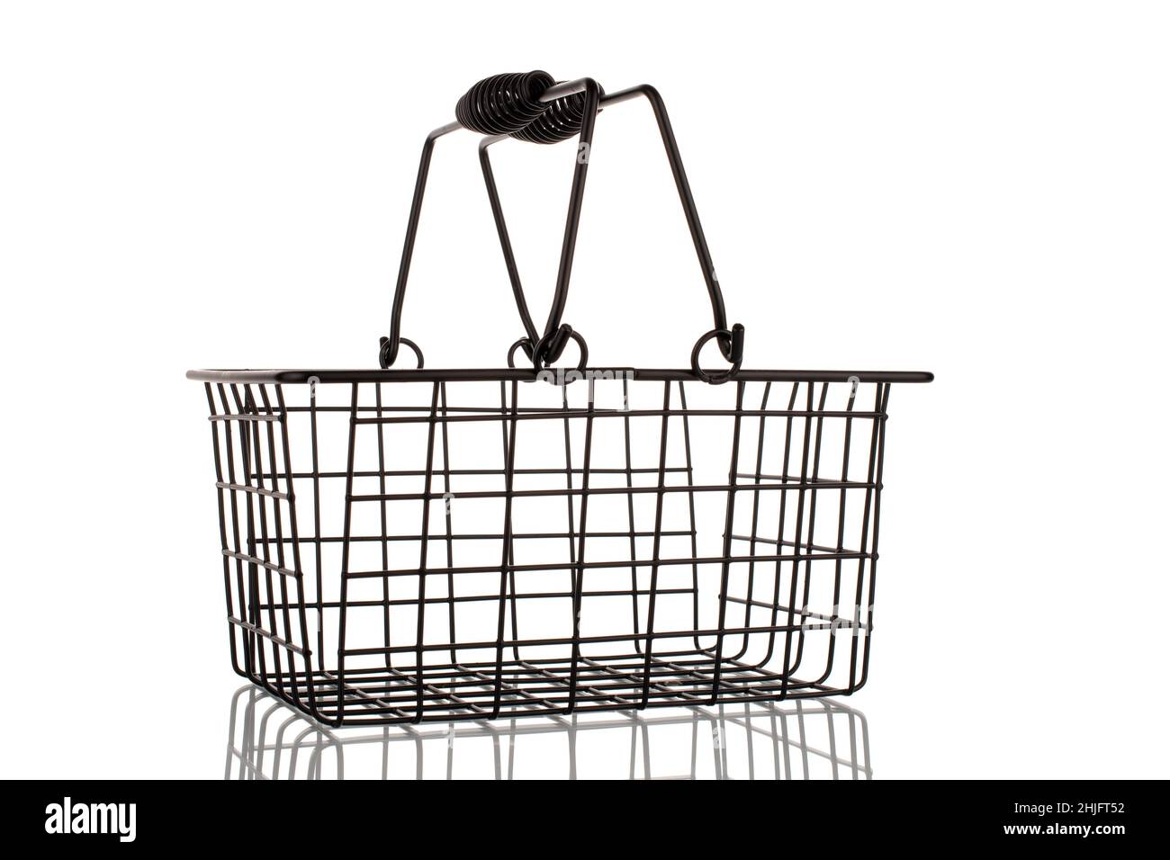 Un panier métallique pour les courses d'épicerie, macro, isolé sur blanc. Banque D'Images