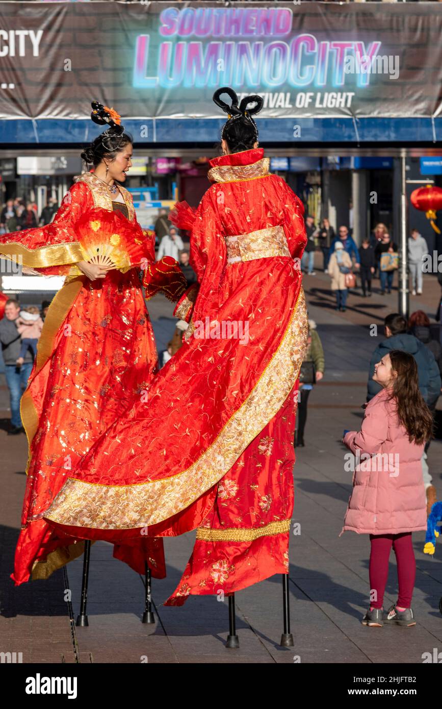 Nouvel an chinois 2022, événement de célébration du nouvel an lunaire dans High Street, Southend on Sea, Essex, Royaume-Uni marcheurs à pilotis en costumes traditionnels chinois Banque D'Images