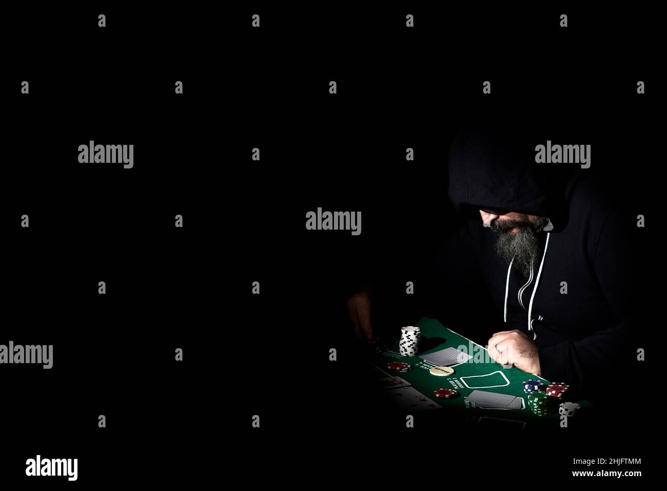 joueur de poker dans l'obscurité avec l'espace de copie. Banque D'Images
