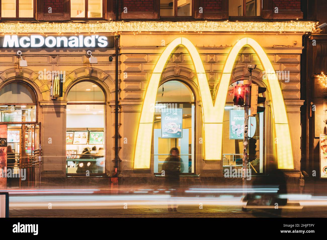 Helsinki, Finlande.Grand logo de McDonalds Restaurant Cafe dans le vieux bâtiment dans la rue Mannerheim Avenue. Banque D'Images