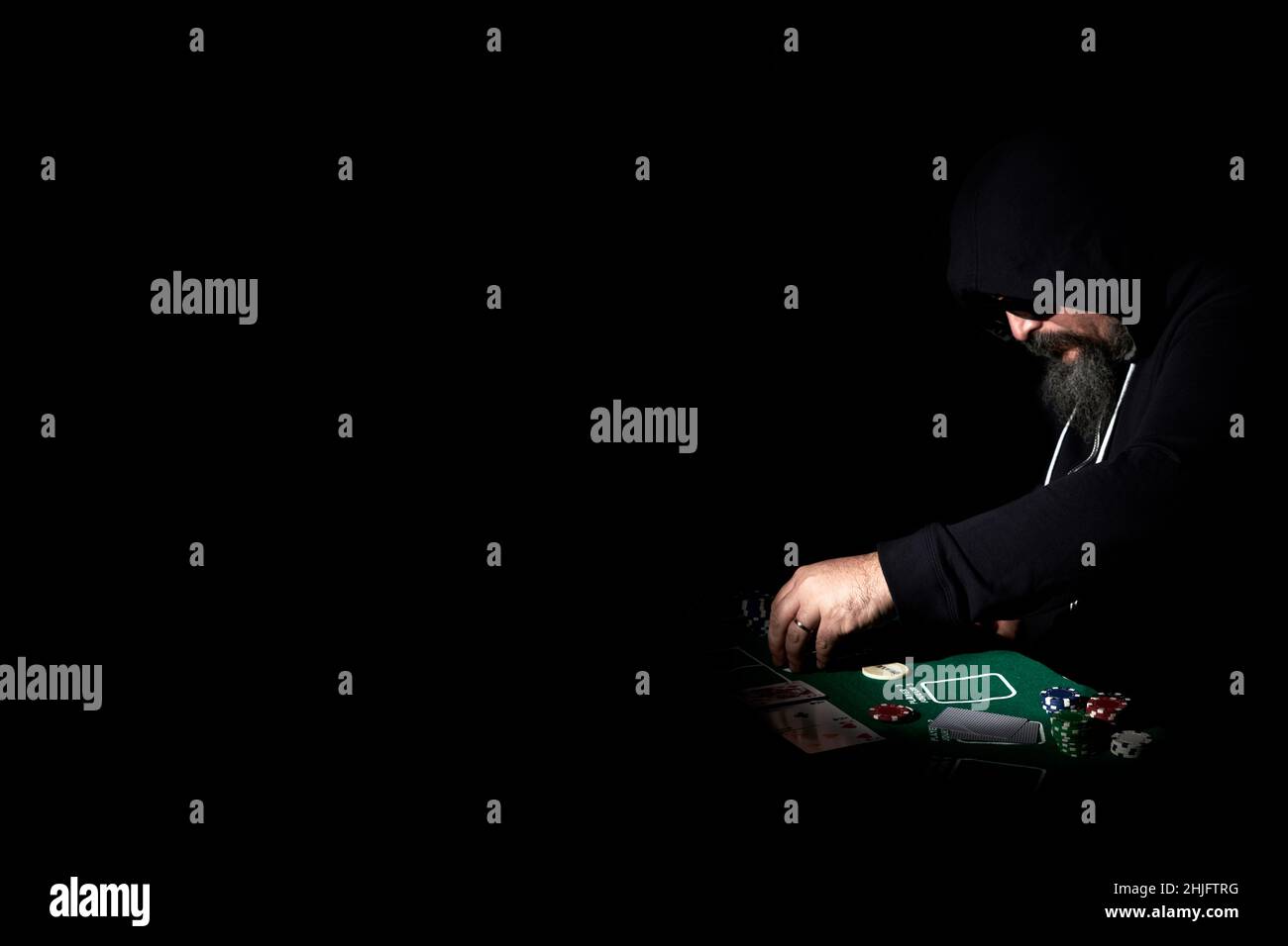 joueur de poker dans l'obscurité avec l'espace de copie. Banque D'Images