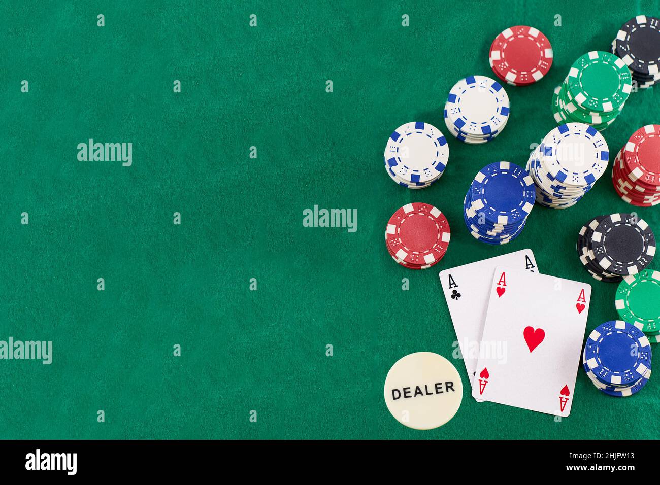 paire d'as et de jetons de poker sur fond vert avec espace de copie. Banque D'Images