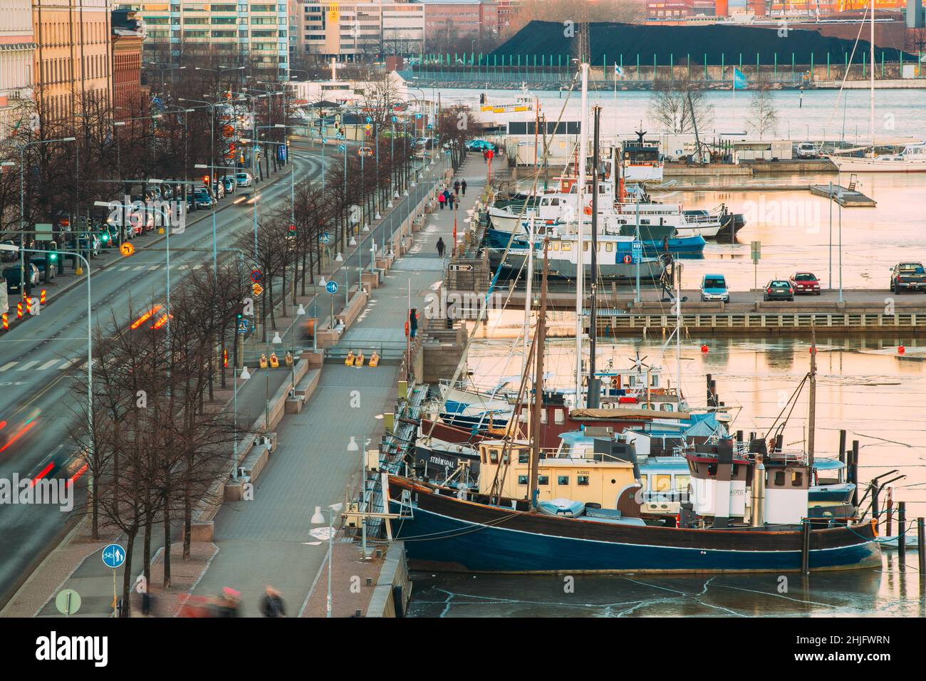 Helsinki, Finlande.Vue sur la rue Pohjoisranta et les navires, bateaux et bateaux amarrés près de Pier en soirée Banque D'Images