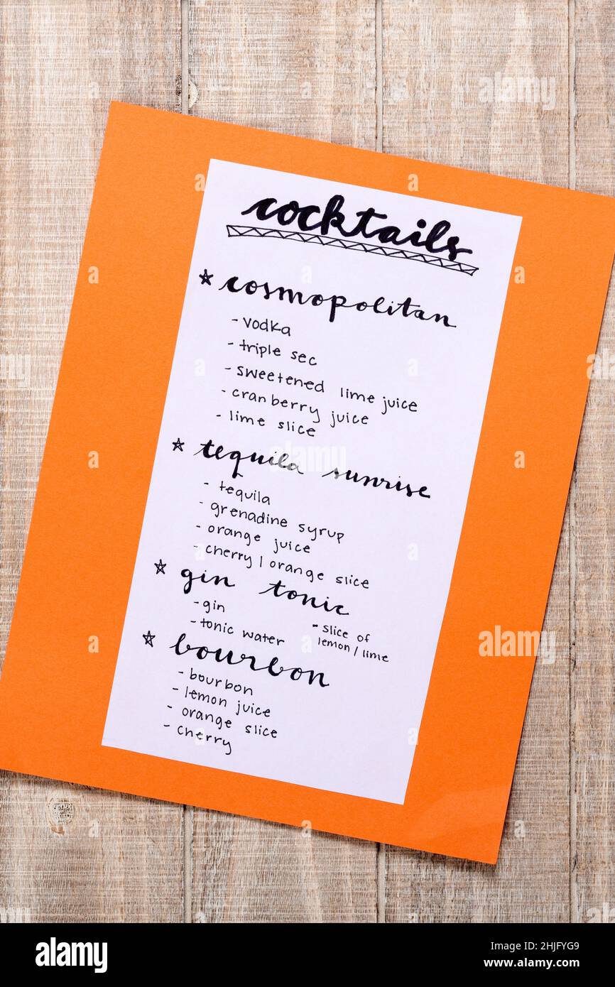 Menu de cocktails fait main sur fond de bois d'époque. Banque D'Images