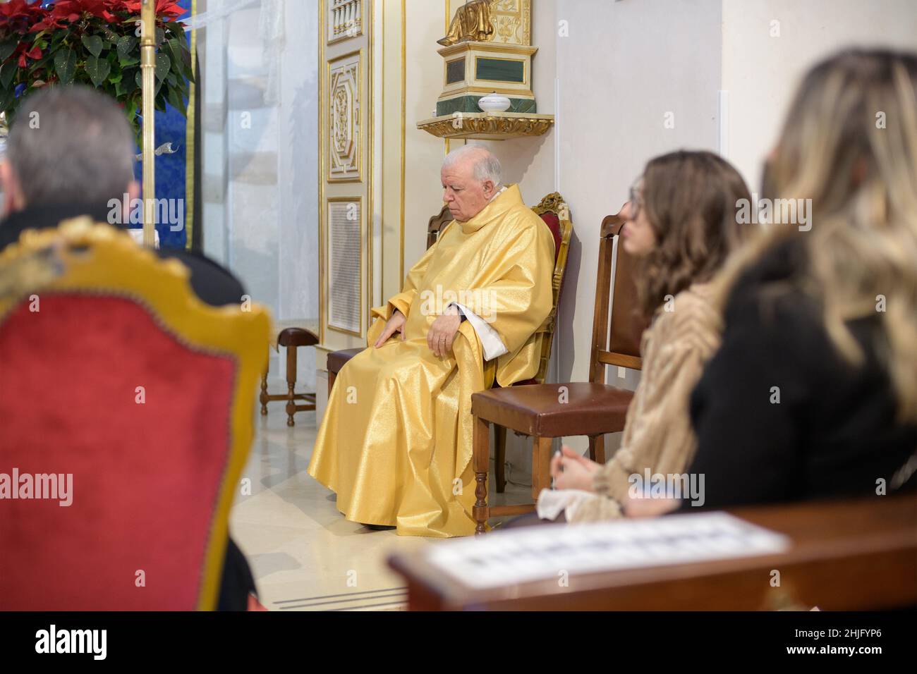 SAN PIETRO, ITALIE - DICEMBRE, 26, 2021.Le prêtre senior portant dans une taupe dorée est assis pendant la cérémonie ou la messe sur l'église médiévale romaine ou la cathédrale Banque D'Images