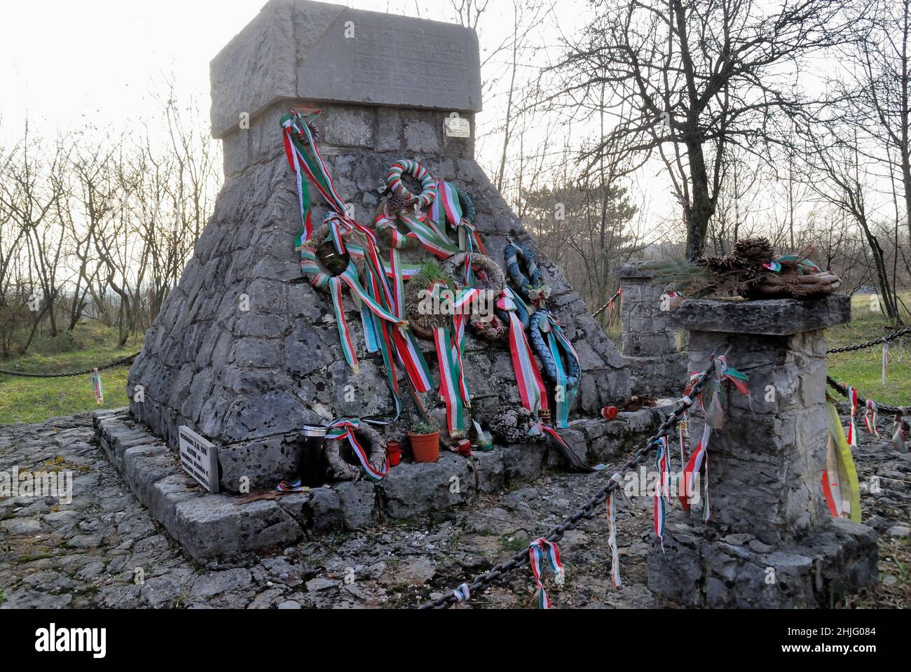 Le monument dédié au régiment Honved de 4th, à San Martino del Carso, a été construit par les troupes hongroises à l'automne 1917, après la douzième bataille de l'Isonzo.La pyramide tronquée a été construite avec les pierres de l'église voisine, qui a été détruite par les troupes de la Terza Armata, parce qu'ils pensaient que c'était un poste d'observation austro-hongrois.Les pierres sont gravées de cercles, le motif typique des mémoriaux des unités Magyar. Banque D'Images