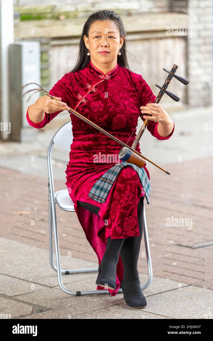 Femme jouant un violon de bambou (Jinghu) pendant le nouvel an chinois 2022, événement de célébration du nouvel an lunaire dans High Street, Southend on Sea, Essex, Royaume-Uni Banque D'Images