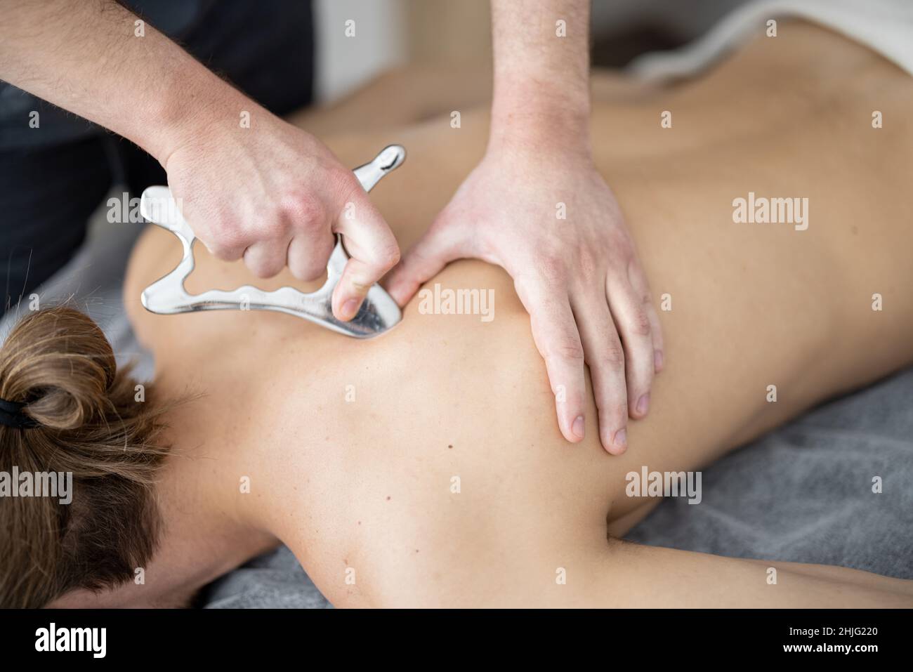Massage avec une lame de massage spéciale Banque D'Images