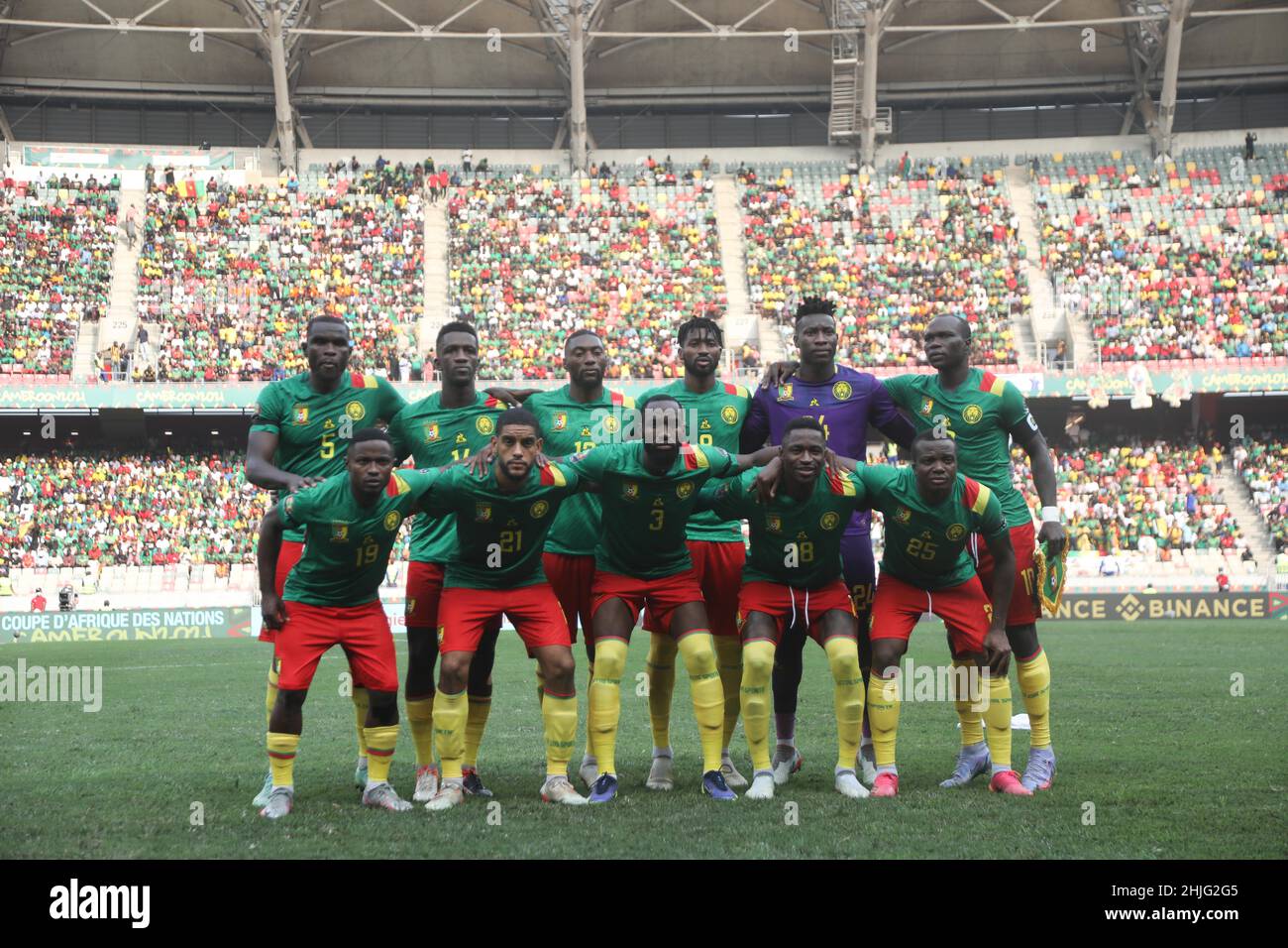 Cameroun, Douala, 29 janvier 2022 - l'équipe nationale camerounaise pose pour la photo de l'équipe en haut à gauche : Michael Ngadeu, Samuel Oum Gouet, Karl Toko Ekambi, Andre Onana, Vincent Aboubakar,En bas à gauche - Collins Fai, Jean-Charles Castelletto, Nicolas Moumi Ngamaleu, Martin Hongla, Nouhou Tolo pendant la coupe d'Afrique sur les nations disputes - quart de finale match entre la Gambie et le Cameroun au stade Japoma, Douala, Cameroun 29/01/2022 photo SF Credit: Sebo47/Alamy Live News Banque D'Images