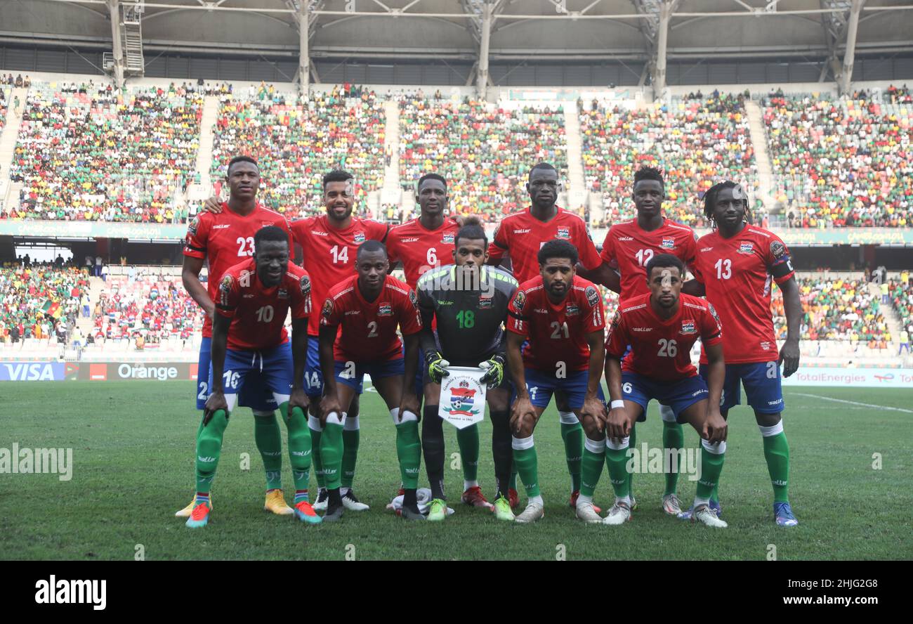 Cameroun, Douala, 29 janvier 2022 - l'équipe nationale de Gambie pose pour la photo de l'équipe en haut à gauche - Mohamed Badamosi, Noah Sonko Sundberg, Sulayman Marreh, Omar Colley, James Gomez,PA Modou, en bas à gauche - Musa Barrow, Yusupha Bobb, Baboucarr Gaye, Saidy Janko, Ibou Touray pendant la coupe d'Afrique sur les nations Play offs - quart de finale match entre la Gambie et le Cameroun au stade de Japoma, Douala, Cameroun 29/01/2022 photo SF Credit: Sebo47/Alamy Live News Banque D'Images