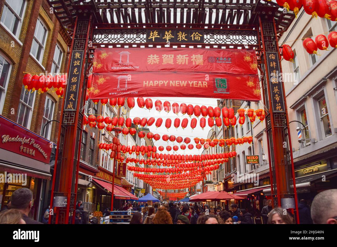 Londres, Royaume-Uni.29th janvier 2022.De nouvelles lanternes rouges et des panneaux « Happy New Year » décorent le quartier chinois de Londres avant le nouvel an lunaire.Cette année sera l'année du tigre.Crédit : SOPA Images Limited/Alamy Live News Banque D'Images