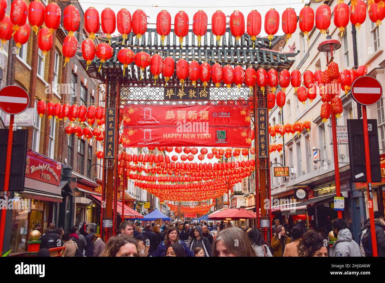 Londres, Royaume-Uni.29th janvier 2022.De nouvelles lanternes rouges et des panneaux « Happy New Year » décorent le quartier chinois de Londres avant le nouvel an lunaire.Cette année sera l'année du tigre.Crédit : SOPA Images Limited/Alamy Live News Banque D'Images