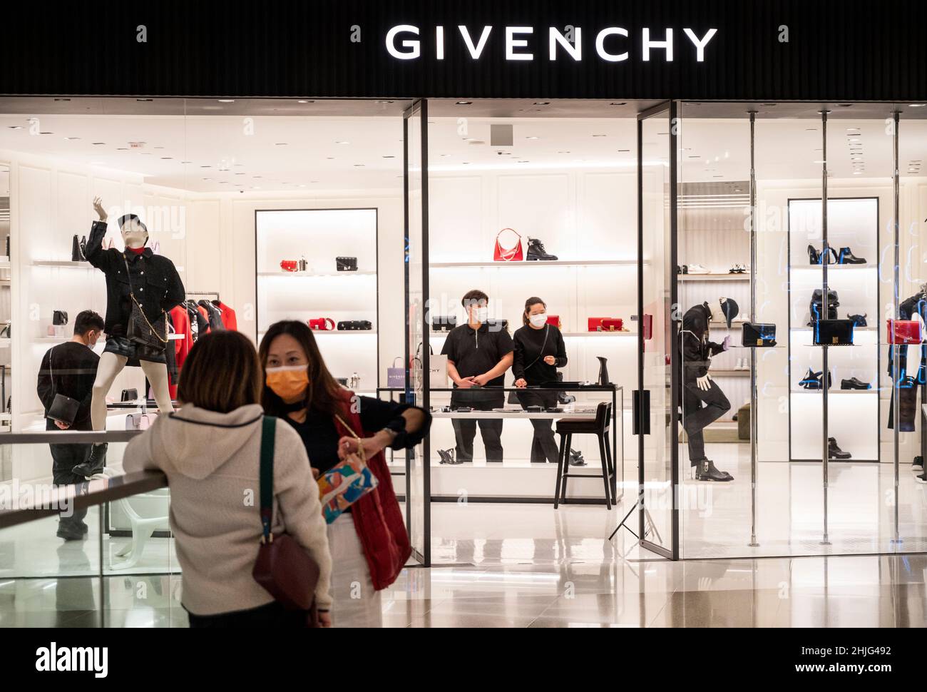 Les acheteurs sont vus dans le magasin Givenchy de la marque française de mode de luxe à Hong Kong. Banque D'Images