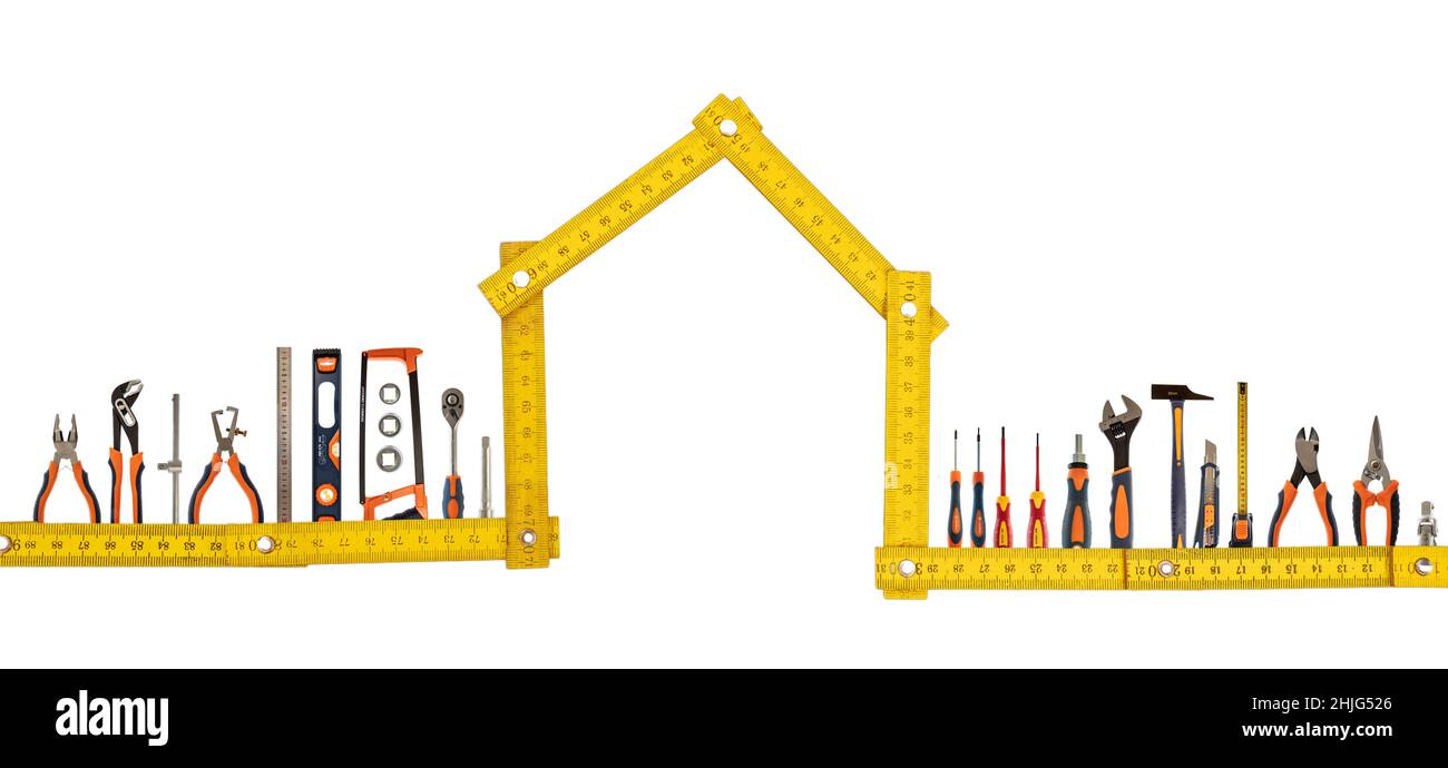 Bricolage et entretien à domicile.Jeu d'outils de travail et mesure en bois en forme de maison isolée sur fond blanc.Matériel de réparation, kit d'outils de maintenance, Banque D'Images